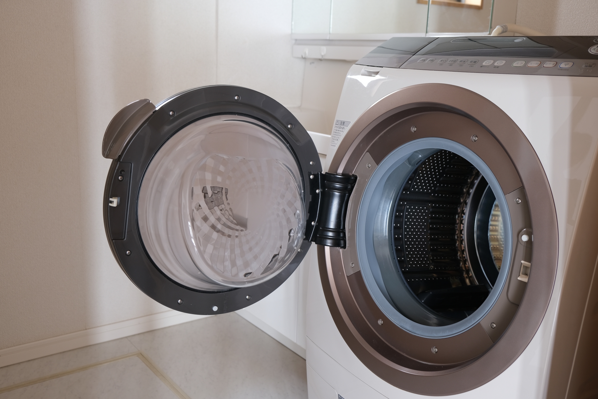 ドラム式洗濯機の電気代はいくら？タイプ別のコストと効果的な節電方法を紹介