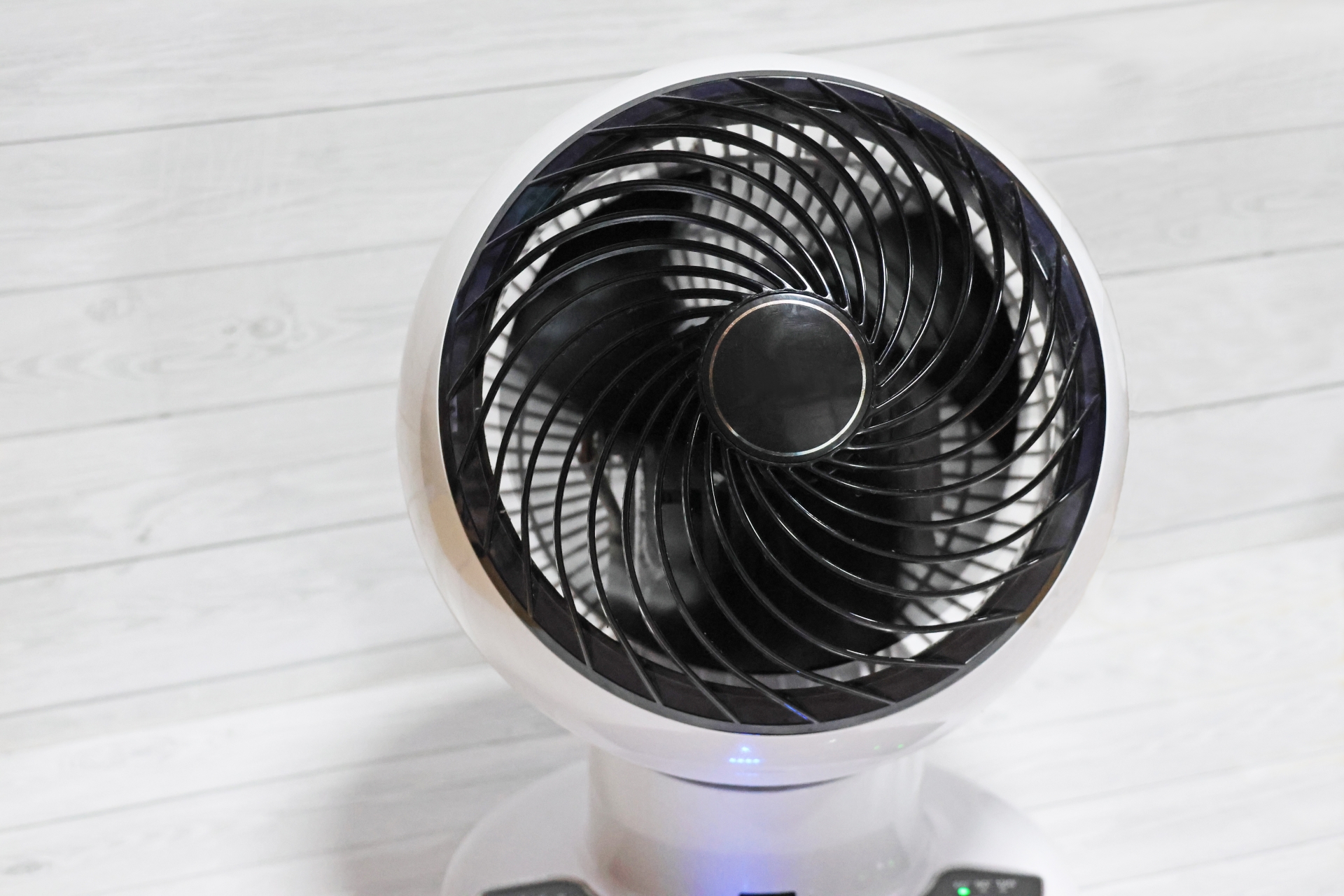 サーキュレーターと扇風機の違いは？目的や電気代、使い方を比較