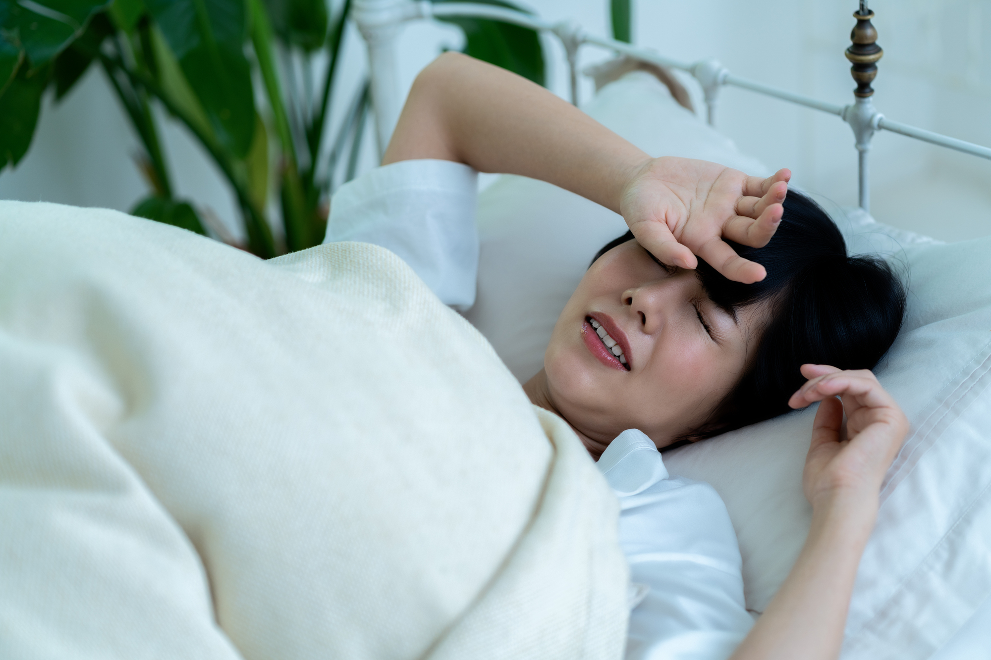 暑くて寝られないときの対処法とは？寝られない原因や便利グッズも紹介
