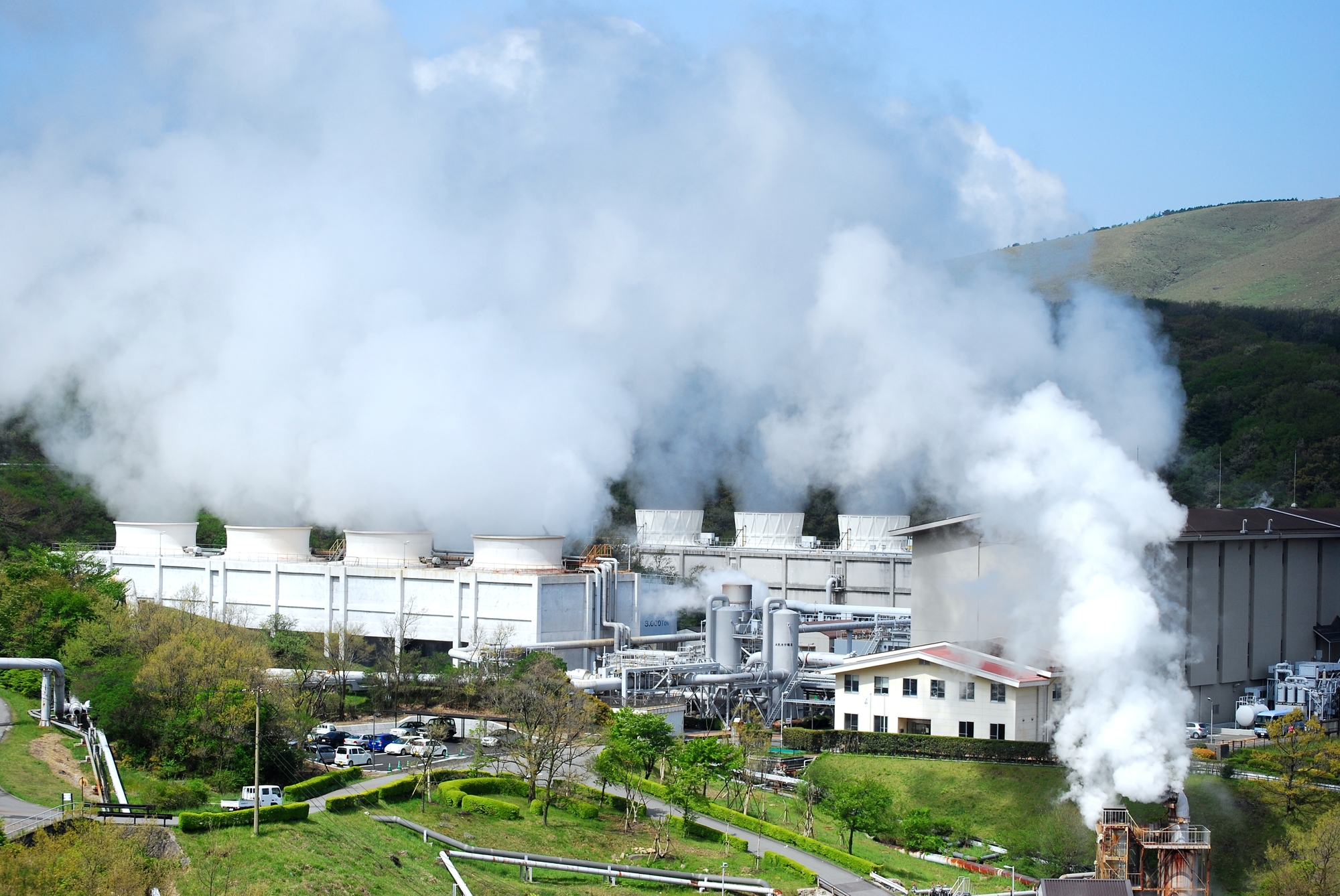 知られざる地熱発電のメリットとは？安定供給・環境性に優れた再エネをわかりやすく解説
