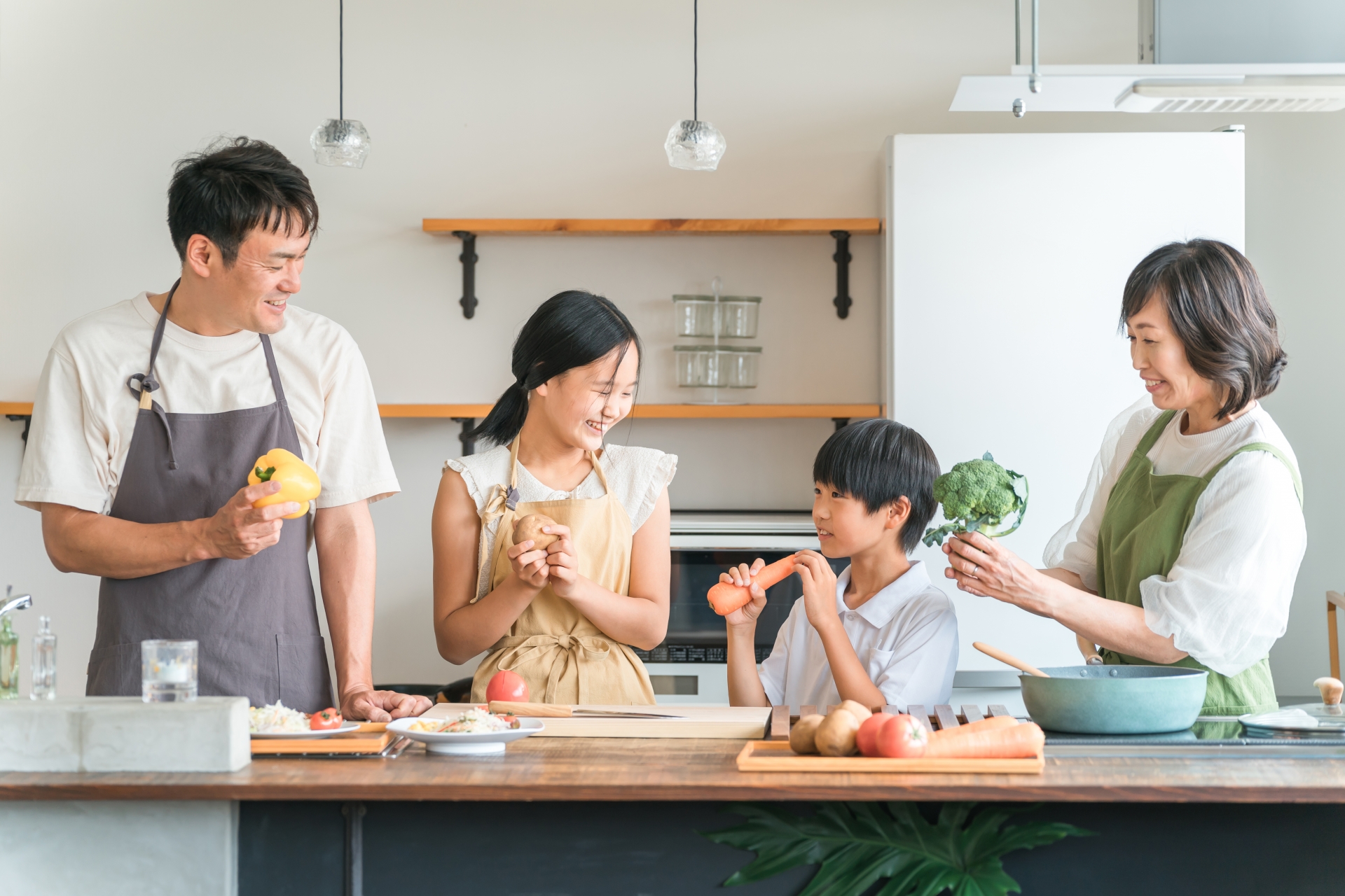 4人家族の光熱費はどれくらい？平均額と節約のポイントなどを解説